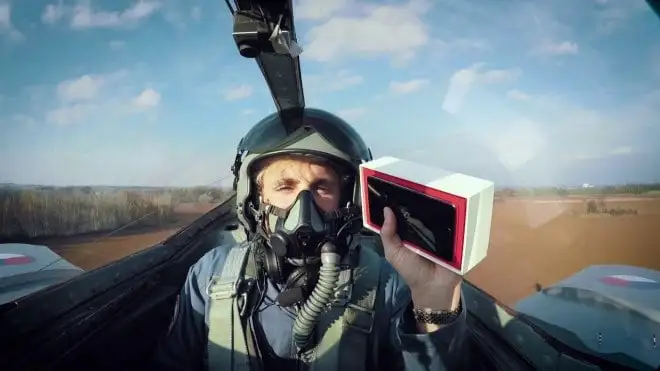 Zobacz efektowny unboxing OnePlus 3T na pokładzie odrzutowca (wideo)