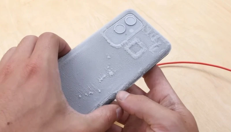 OnePlus 9 Pro vs ciekły azot. Co daje ładowanie w niskiej temperaturze? (wideo)