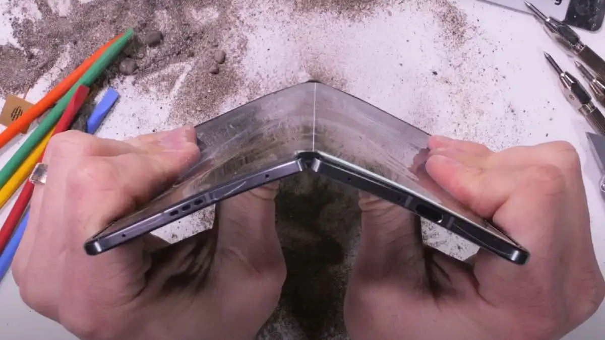 Najcieńszy składany smartfon w teście wytrzymałości. Auć…