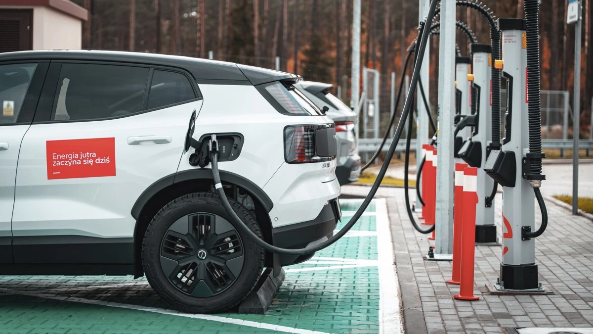 Polacy stawiają elektrykom twardy warunek. Chodzi o zasięg
