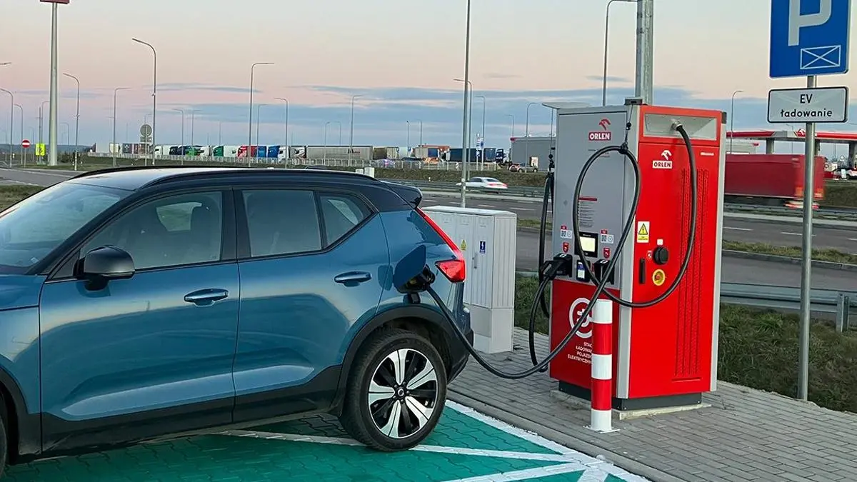 ORLEN tnie ceny ładowania elektryków. Sprawdź, ile możesz zaoszczędzić