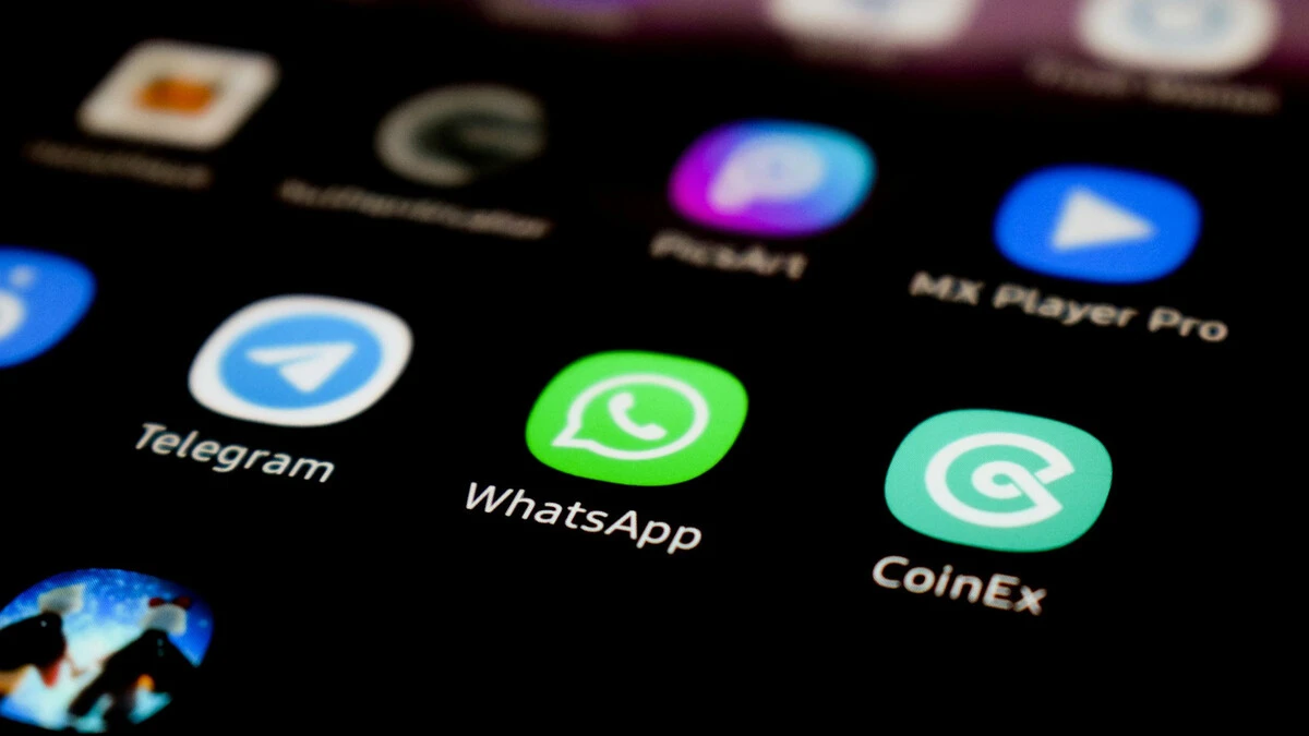 Uwaga na podejrzane wiadomości na WhatsApp. Ucierpieli nawet polscy politycy