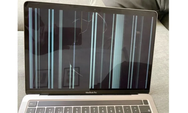 Ekrany Apple M1 MacBook pękają w trakcie normalnego użytkowania