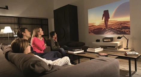 Zastanawiasz się nad kupnem projektora? Teraz możesz go testować przez 2 miesiące za darmo