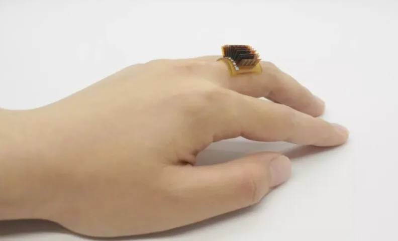 Ten termoelektryczny pierścień wykorzystuje ludzkie ciało jako źródło energii