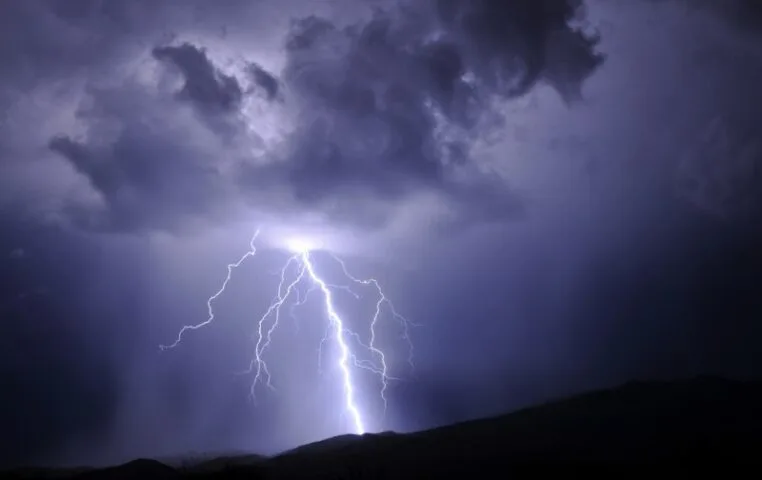 Życie na Ziemi może istnieć za sprawą wyładowań atmosferycznych