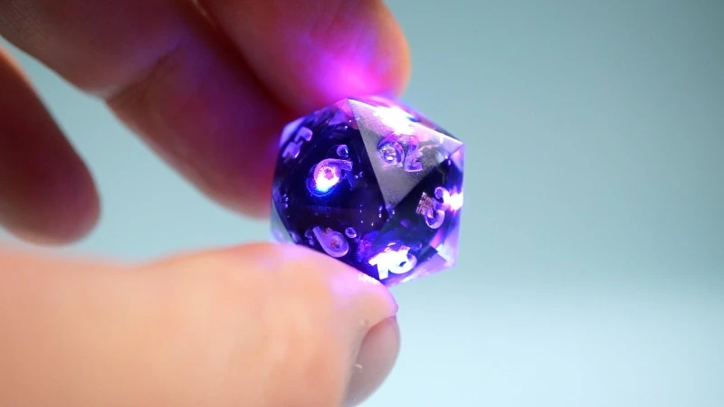 Pixels to elektroniczne kości do gry z RGB, Bluetooth i bezprzewodowym ładowaniem