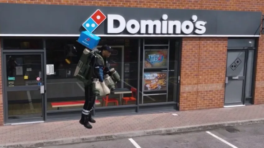 Pizzeria Domino’s dostarczyła pizzę odrzutowym kombinezonem
