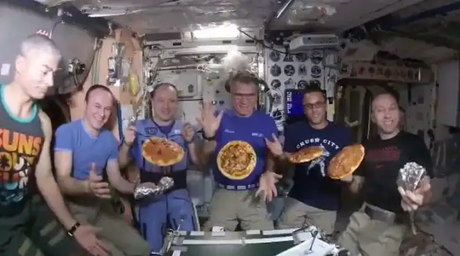 Pizza w kosmosie? Astronauci pokazują, jak ją zrobić i zjeść (wideo)
