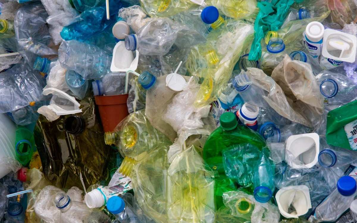 Opracowano enzym, który błyskawicznie rozkłada plastikowe odpady