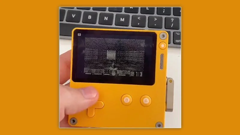 Doom został  uruchomiony na malutkiej konsoli z korbką. Robi się coraz dziwniej