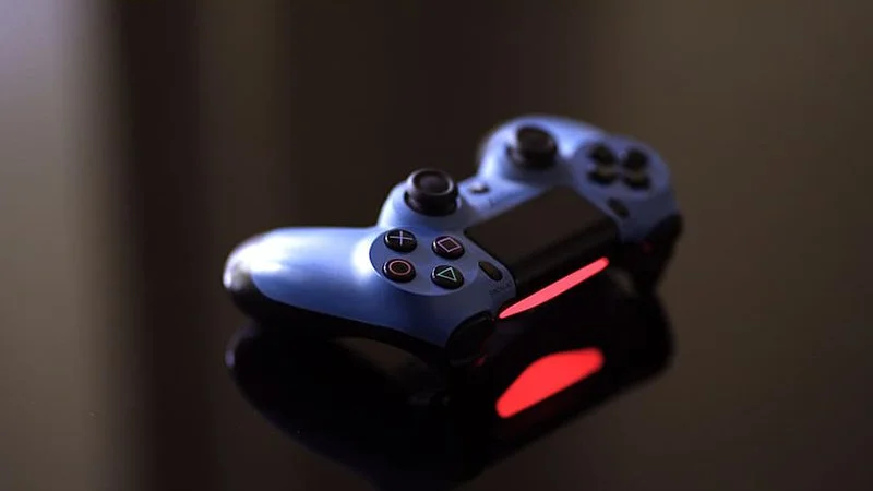 Devkit PlayStation 5 oraz kontroler DualShock 5 na nowych zdjęciach. Co z nich wynika?