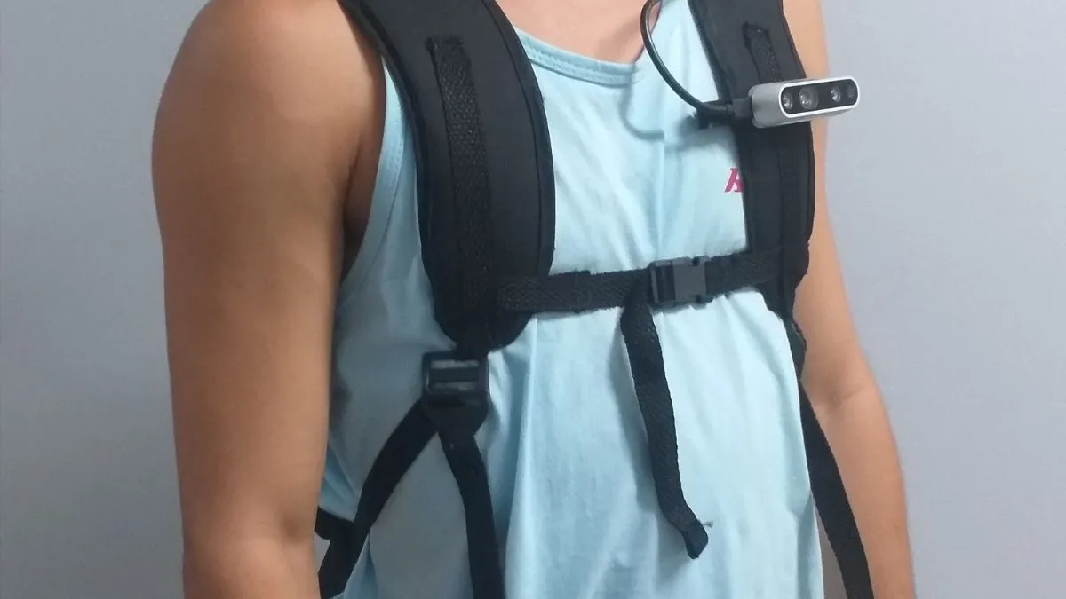Widzi, wibruje, ostrzega – innowacyjny plecak wspiera osoby niewidome