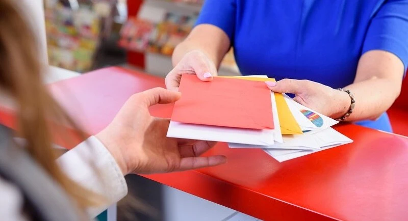 Znaczki znikają z listów poleconych. Poczta Polska ma inne rozwiązanie