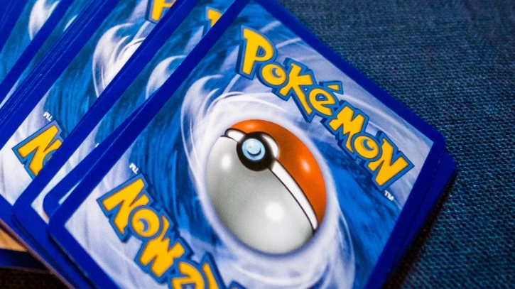 Policjant się zapomniał. Ukradł ze sklepu mnóstwo kart Pokémon