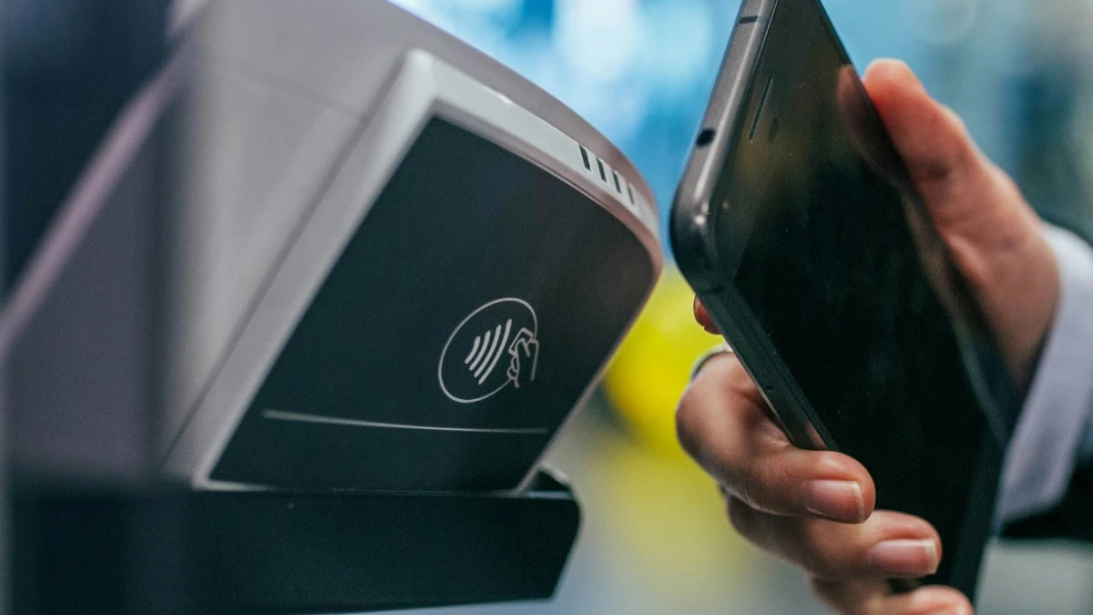 Polacy uwielbiają płacić telefonem. Liczby mówią same za siebie