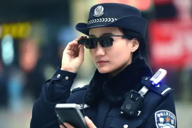 Chińska policja używa okularów z funkcją rozpoznawania twarzy
