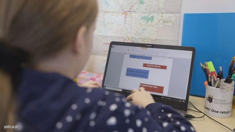 W spocie inowrocławskiej policji Word jest młodzieżowym komunikatorem