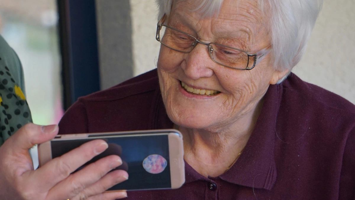 Myślała, że wspiera wokalistę. Polka oszukana na około 100 tys. zł