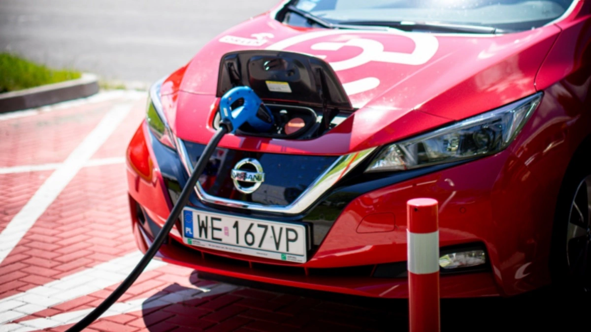 Samochody elektryczne nową miłością Polaków. Na drogach jest ich coraz więcej