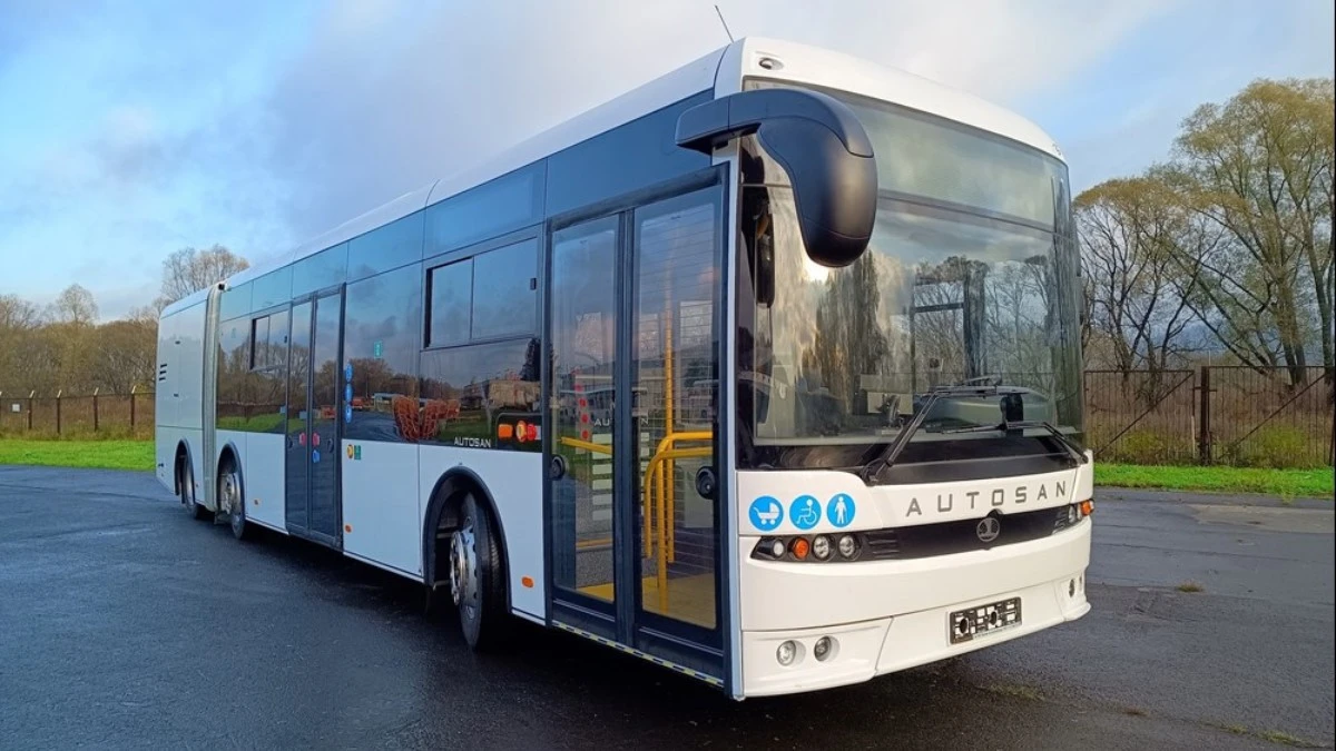 Polski Autosan pokazał autobus elektryczny z bateriami na „przyczepce”