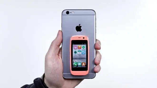 Oto najmniejszy na świecie smartfon z Androidem (wideo)