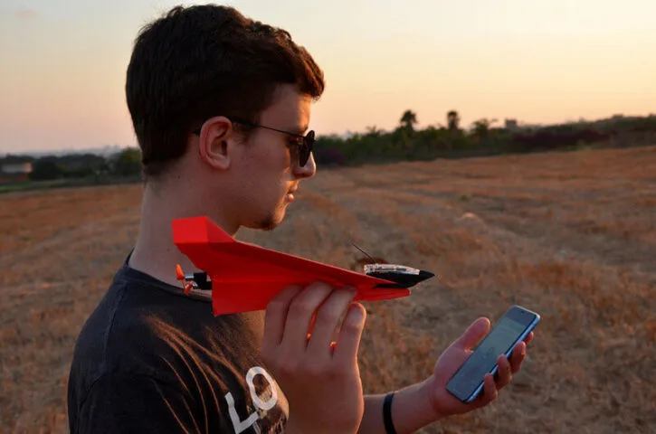 Zdalnie sterowany samolot z papieru. Zrób go nawet z sałaty dzięki Powerup 4.0