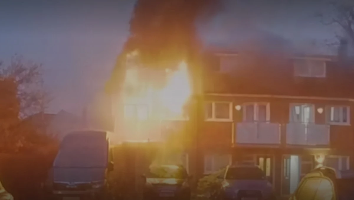 Pożar roweru elektrycznego doszczętnie spalił cały dom (nagranie)