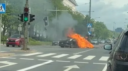 W Warszawie widowiskowo spłonął samochód elektryczny