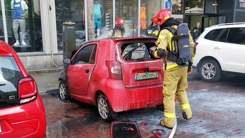 Tani samochód elektryczny spłonął w Warszawie. Nie, nie ze wstydu