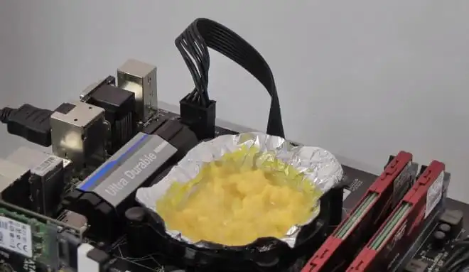 Poranną jajecznicę usmażył na… procesorze (wideo)