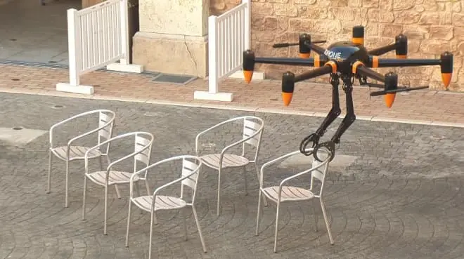 Ten dron potrafi przenosić (i kraść) przedmioty (wideo)