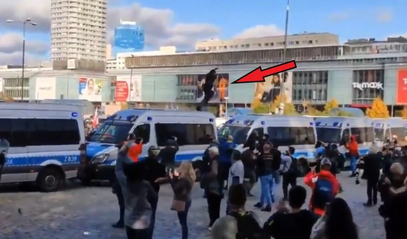 Assassin’s Creed w polskim wydaniu. Na proteście skakał po radiowozach (wideo)