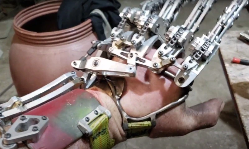 Inżynier stworzył mechaniczną protezę rodem z Cyberpunka