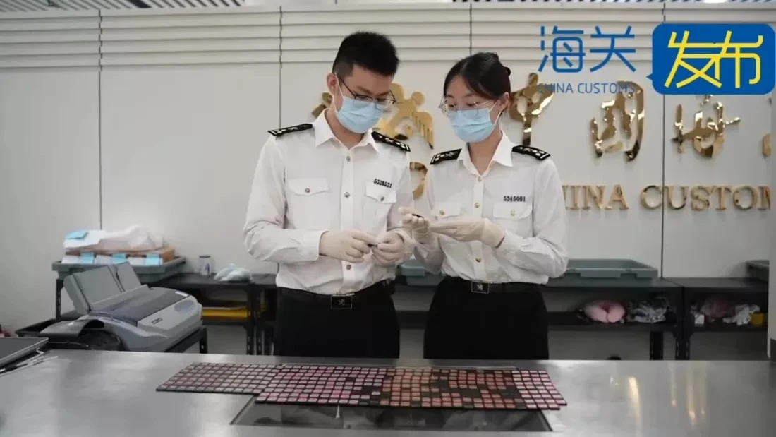 Przemycała 350 gier na Nintendo Switch w swoim staniku