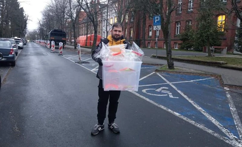 Ten Polak drukuje w 3D przyłbice ochronne dla szpitali walczących z koronawirusem