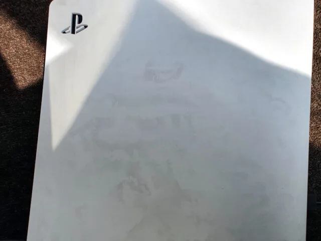 Sony PS5 z ciemnymi odbarwieniami. Użytkownicy twierdzą, że to od przegrzania