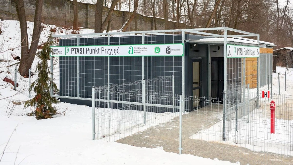 W Warszawie stanął Ptakomat. To automat paczkowy ratujący życie ptakom