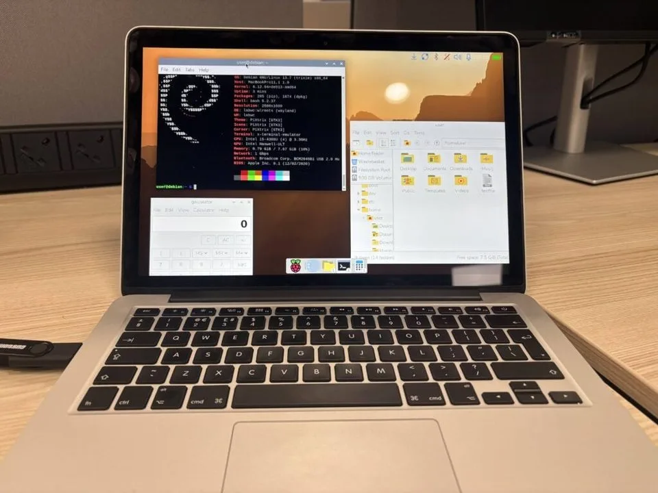 Raspberry Pi Desktop na MacBook Pro z 2014 roku.