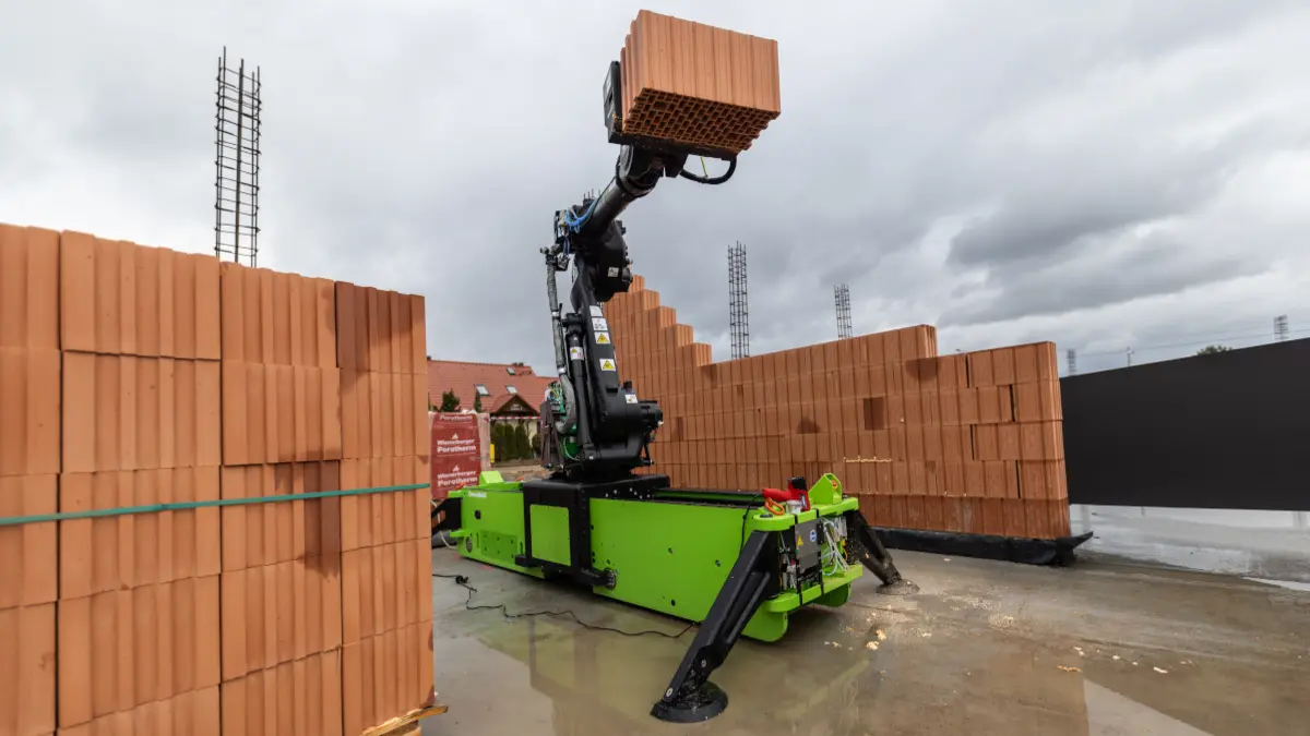Nie męczy się, nie myli i muruje szybciej niż ludzie. Oto pierwszy robot murarz w Polsce