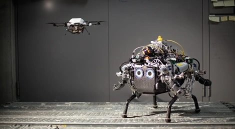 Robot i dron współpracują ze sobą, by pokonać trudny teren (wideo)