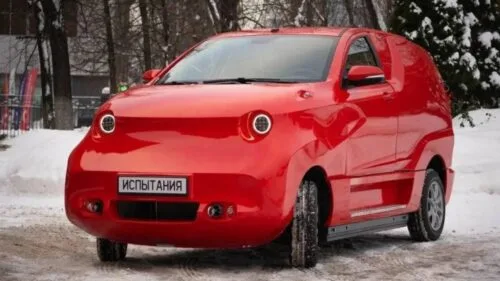 Rosyjska Tesla wygląda jak Fiat Multipla. Samochód elektryczny jak z koszmaru