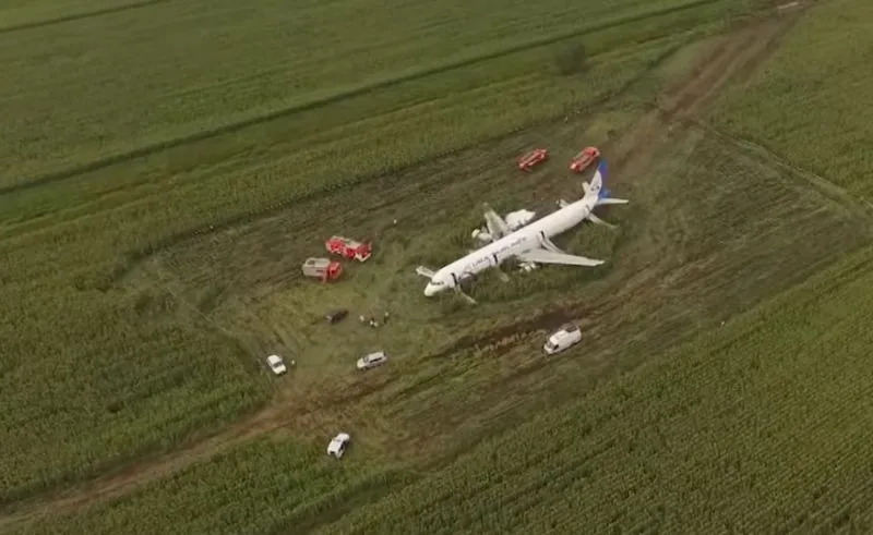 Pilot wylądował Aribusem A321 bez silników na polu kukurydzy. Nagranie z wnętrza