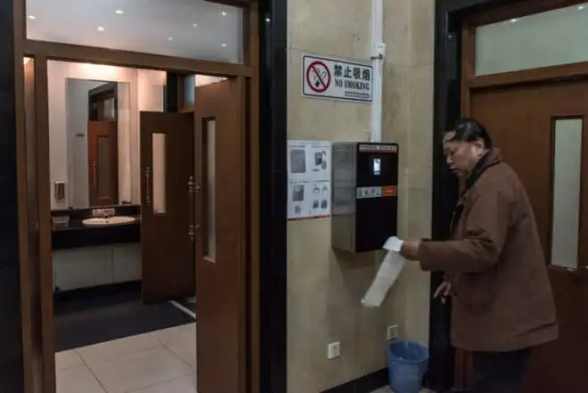 Chiny stosują technologię rozpoznawania twarzy do walki ze złodziejami papieru toaletowego