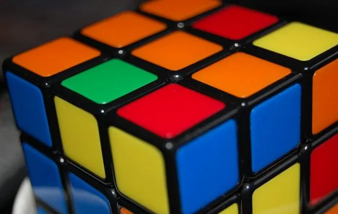 Rekord w składaniu kostki Rubika pobity. Przez robota