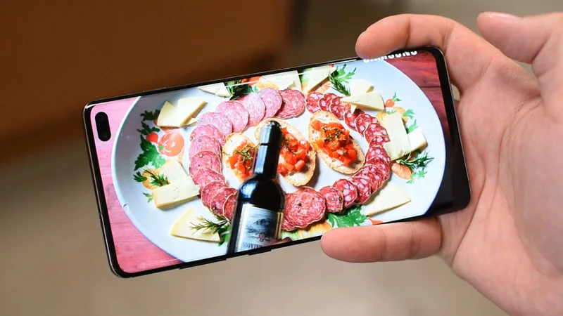 Jeśli kupiłeś Samsunga S10, dostaniesz go z przyklejonym ochraniaczem ekranu