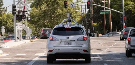 Samojeżdżący samochód Google radzi sobie coraz lepiej (wideo)