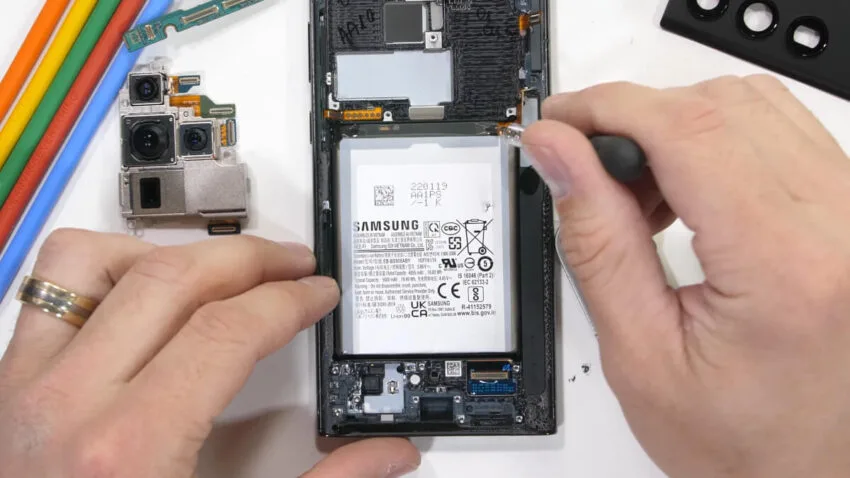 Samsung Galaxy S22 Ultra naprawdę twardy. Test wytrzymałości i analiza wnętrza
