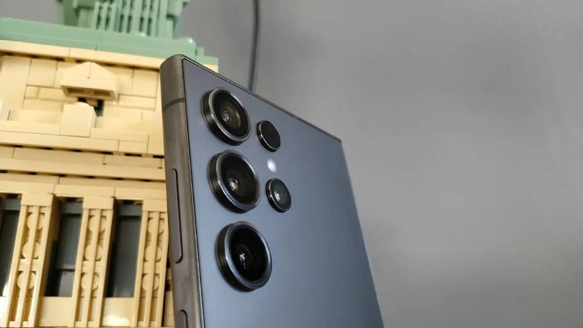 Korzystasz z Galaxy S24 Ultra? Uważaj na swoje spodnie