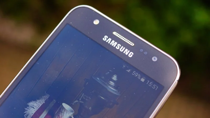 Samsung chce stworzyć smartfon bez przedniej kamery, ale za to z dwoma ekranami